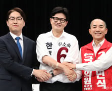 "떴다방"vs"朴 30년 구형"vs"주식 파킹"…부산 북갑 난타전