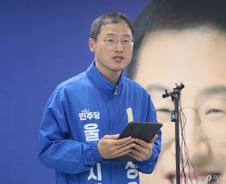 [속보]울산시장 단일화, 김상욱 후보 확정 "강하게 결속하고 힘 모을 것"