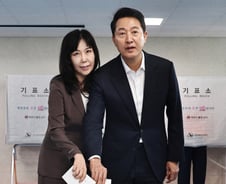 투표 마친 오세훈 "큰 도약과 퇴보의 갈림길…정권 독주 막아달라"