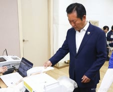 정청래, 아침 일찍 사전투표…"투표가 총알보다 강해"