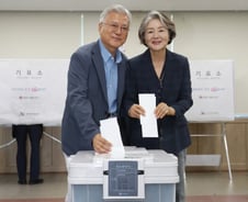 문재인 전 대통령 "지금 잘하고 있는 이재명 정부에 힘 실어야"