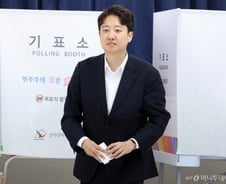 "일부러 출근 시간 피했는데"…투표장 갔다 '줄 안서?' 오해받은 이준석