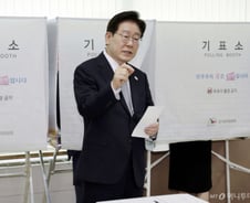 이재명 대통령 기표소 나와 질문에…野 "책임 물을 것" VS 與 "억지주장"