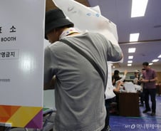 [속보]사전투표 둘째날 오후 1시 투표율 17.5%…지난 지선보다 2.1%p↑