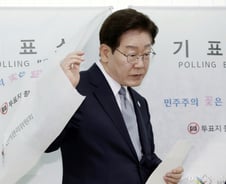 "李대통령 선거 개입" 野 공세에…與 "선거운동이나 잘하라"
