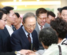 부산서 박형준 손잡은 MB "저도 서울시장 때 야당…일하는 시장 뽑아야"