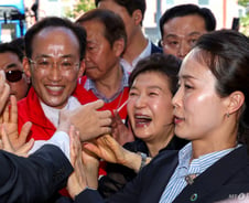 박근혜 등장에 서문시장 '구름인파'…"추경호, 대구 경제 살릴 적임자"