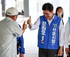 [현장+]"당선 미리 축하드립니다!"...서울역 유세서 축하받은 정원오