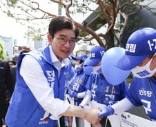 'D-1' 정원오, 자정까지 서울 누비며 투표 독려…마지막 유세는 송파구