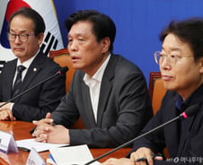 與 "이명박·박근혜 유세 약발 없어…시도지사 6곳, 재보궐 5곳 접전"