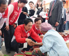 [현장+]"투표는 늦으면 안돼유"…장동혁, 선거 D-1까지 충청 올인