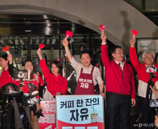 [현장+]'빨간 하트'든 장동혁, 홍대서 자정 '불꽃 유세'…"자유 지켜드리겠다"