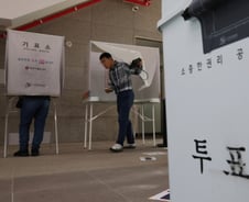 [속보]지방선거 투표율, 오전 9시 7.4%…4년 전 대비 1.4%P↑