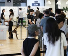 [속보]지방선거 투표율, 정오 기준 19%…직전 선거보다 4%P↑