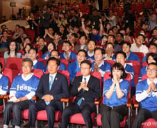 16곳 중 11곳 '유력'에 "야호!" 민주당 환호…대구·부산 발표 때 함성 커