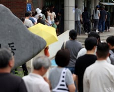 [속보]지방선거 투표율, 오후 5시 57.4%…4년전보다 9.8%P↑