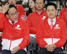 [현장+]국민의힘, '우세 1곳' 출구조사에 '얼음'…"새벽 돼 봐야"