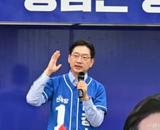 김경수, 출구조사 54.3% 1위 "끝까지 차분하게 지켜볼 것"
