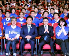 與, '11곳 우세' 출구조사 결과에 표정 관리…정청래는 덤덤한 표정