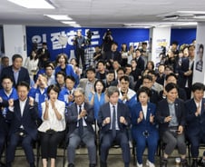 정원오 '접전' 예상 깨고 출구조사 당선 유력, 캠프 환호성