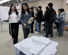 거소투표 막히고 현장선 '눈치'… 시각장애인 '막막한 한표'
