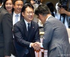 '송영길 정청래 포옹'...與 6.3 재보궐 당선자 첫 등원 풍경은