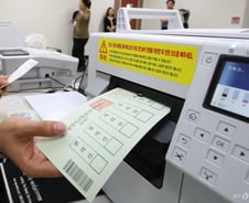 본투표 용지 미리 찍다 동났다…'현장 즉석 발급' 도입 가능할까