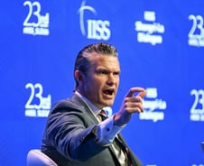 美 전쟁부 장관 "오늘밤 이란에 강한 공격"…확전 우려