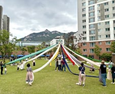 "○○ 엄마, 우리 애 좀 봐줘" 요즘도 이게 돼?...이곳에선 일상이라는데