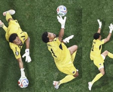 "작은 섬나라의 기적" 스페인 폭격 막은 '불혹의 골키퍼'...축구팬 열광
