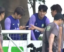 홍명보, 훈련 중 이강인 휴대전화 압수…"학교 같다" 외신도 주목