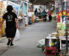 마트 의무휴업일, 전통시장 살리기 효과 없다...'낡은 규제'의 한계