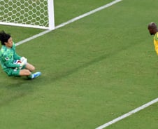 손흥민 벤치 지킨 전반전, 고전 끝에 0-0 마무리…후반 교체 투입