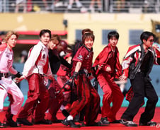하프타임엔 BTS, 우승컵은 정호연 손에…월드컵 '주역'이 된 한류