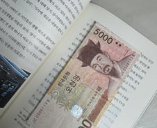 "뭐라도 사먹어요" 우는 승객에 5000원 '슥'…지친 청춘 보듬은 택시기사[오따뉴]