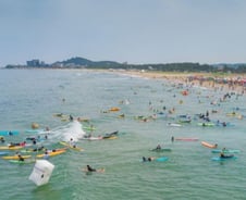"거센 파도에 풍덩"...13세 아이 구하고 사라진 '튜브 의인' 찾았다 [오따뉴]
