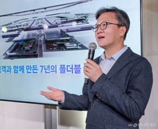 주름 펴고 배터리 더 길게…"울트라급 성능 담아" 폴더블 Z8 소재 혁신