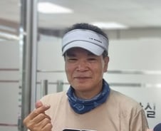 "집 너무 조용해" 사다리 타고 넘어간 쌀 배달원...쓰러진 90대 구했다[오따뉴]