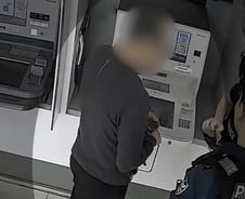 ATM 앞 어르신, 비번 틀리고 '절뚝'...'매의 눈' 경찰, 생명 구했다 [오따뉴]