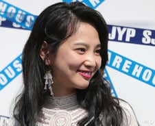 "얼굴만 타는 게 아니다"…윤승아가 여름철 두피 챙기는 이유 [셀럽웰빙]