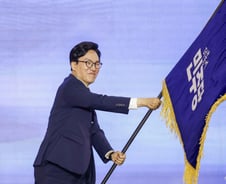 [현장+]"두분과 함께 뛸 것"...'당선' 김민석, 정청래·송영길 껴안았다