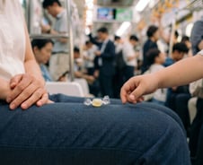 퇴근길 지하철서 눈물 펑펑..."울지마 이모" 사탕 1개에 슬픔이 녹았다[오따뉴]