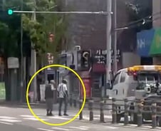 배달기사는 내리고, 차량들은 모두 멈췄다..."훈훈" 칭찬 쏟아진 이 장면[오따뉴]
