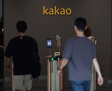 카카오 인적분할에..."전쟁 터진 날처럼 던졌다" 주가 급락