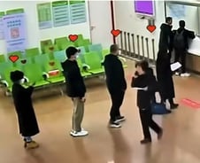 "임산부 맨 앞으로" 양보한 여성, 끝줄로..."그럼 나도?" 릴레이 양보[영상]