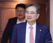 한-네팔 외교장관 두번째 통화…"국민 9명, 집중 수색 요청"