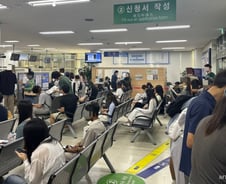 외국인 82만명 늘 때 출입국 사무소 정원 100명 증가…손발 묶인 출입국