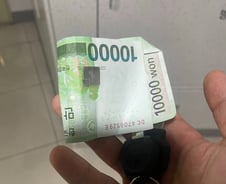 빗길에 넘어진 배달기사 울렸다...용돈 쥐여준 고객[오따뉴]