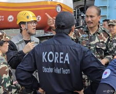 9명 실종자 못 찾았는데 수색 중단 수순...네팔 '재건·복구' 전환
