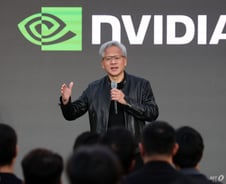 젠슨 황 "AI 종말론 비과학적"-트럼프 "로봇이 세상 장악? 사기"